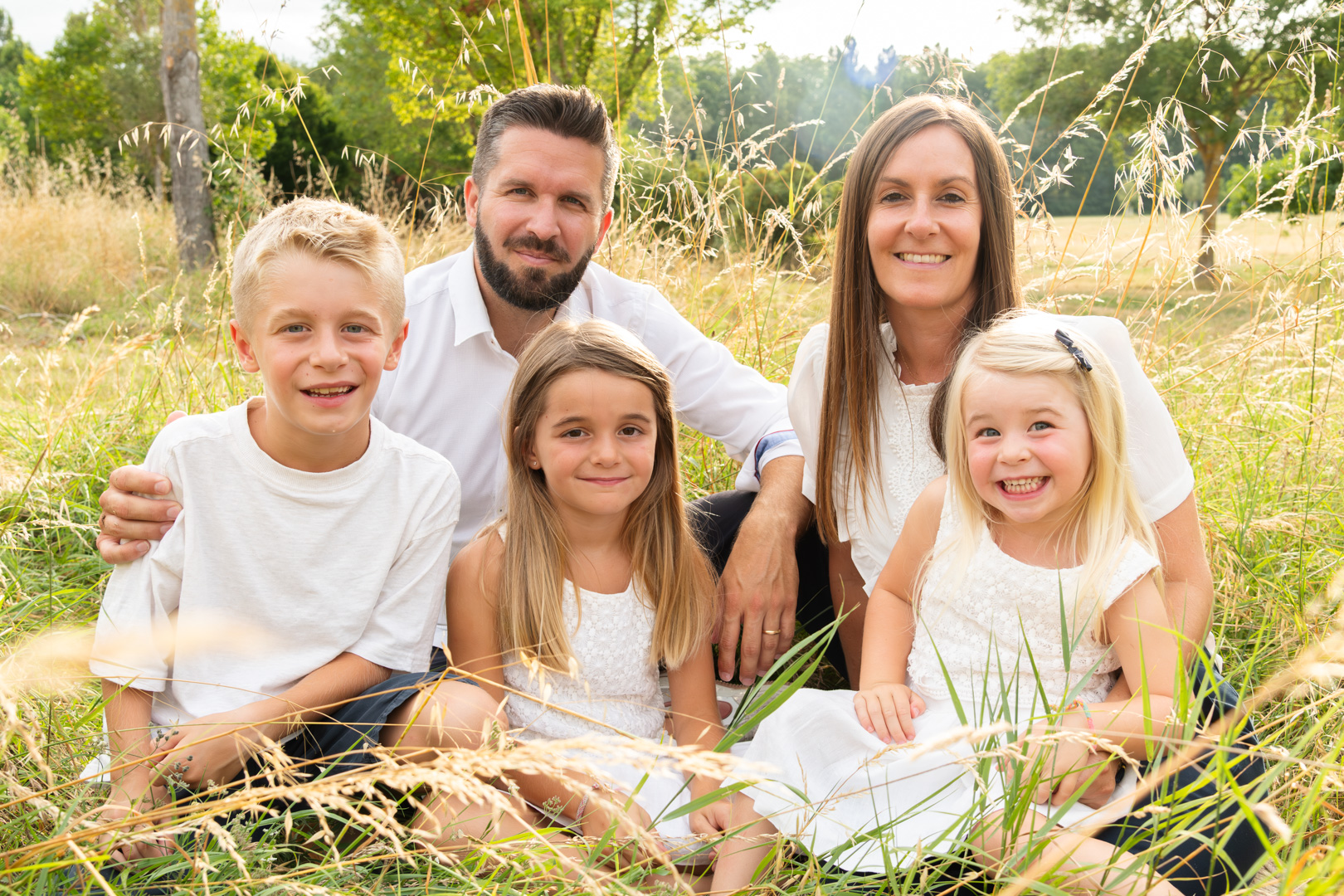 Famille courant sur la plage
