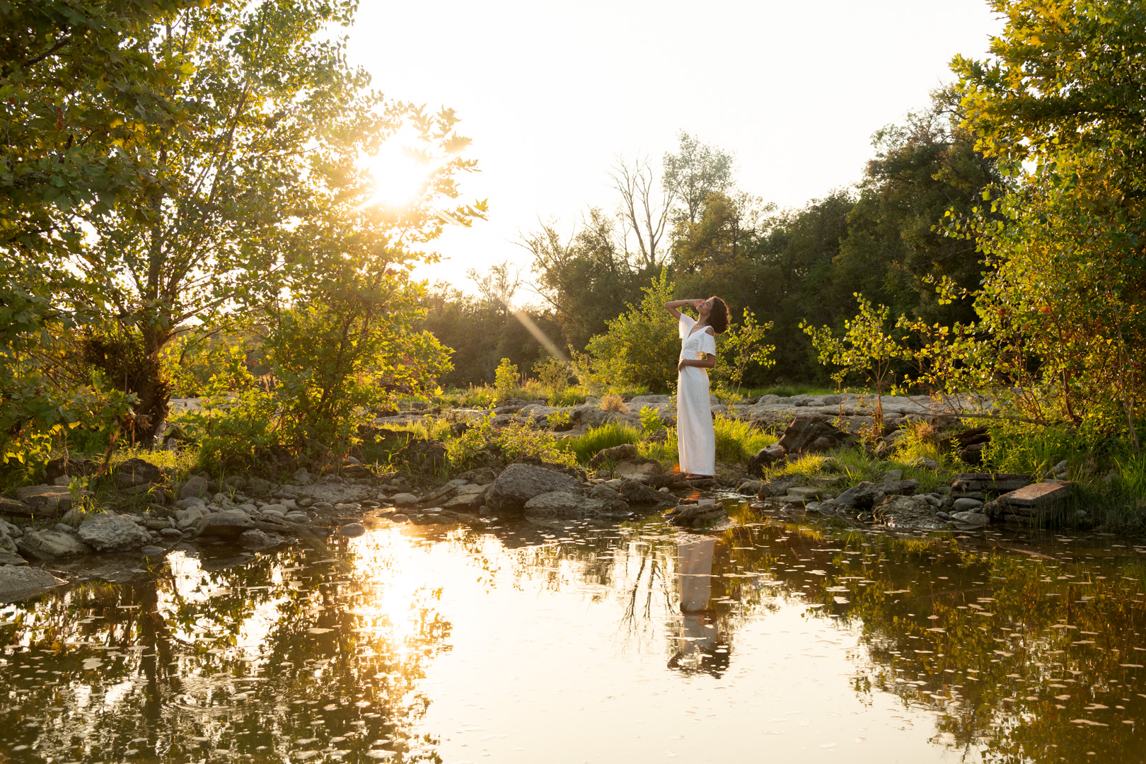 Mariée au bord de l'eau