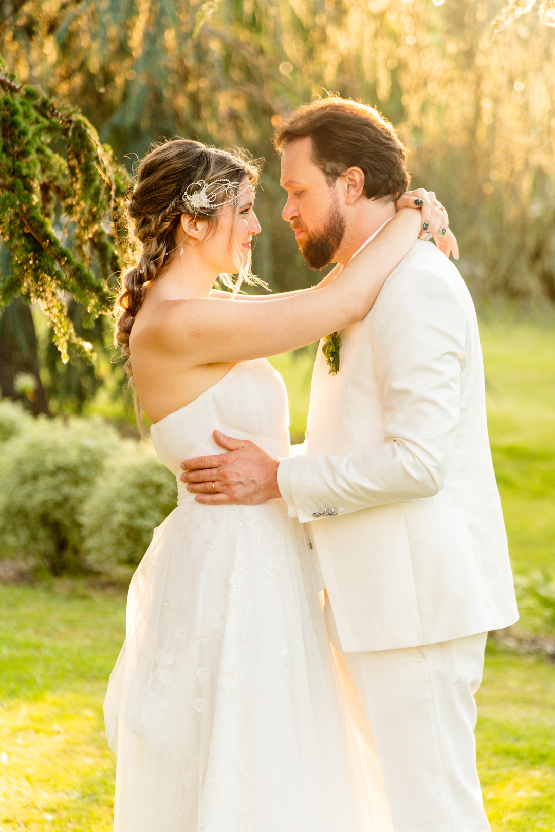 Portrait féminin en bord de rivière